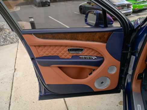 Used 2023 Bentley Bentayga image 19