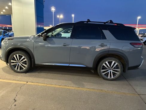 Used 2022 Nissan Pathfinder Platinum w/ Cargo Package image 7