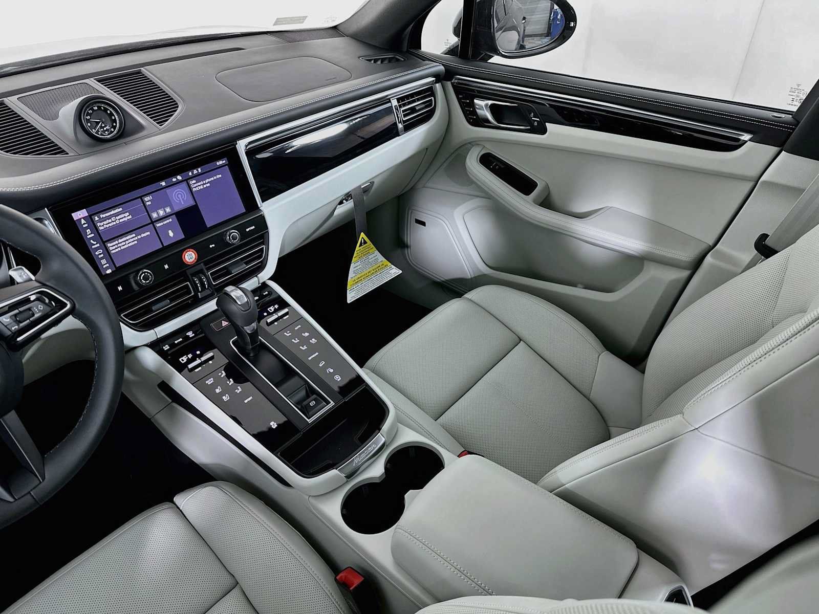 Certified 2025 Porsche Macan AWD/4WD image 25