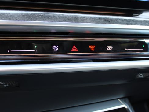 Used 2023 BMW 760i xDrive image 21