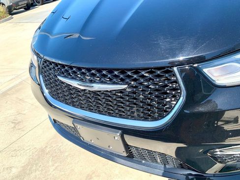 Used 2024 Chrysler Pacifica Touring-L FWD image 2