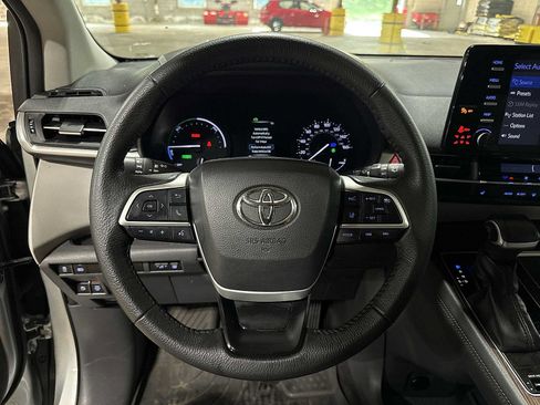 Certified 2023 Toyota Sienna XLE FWD image 19