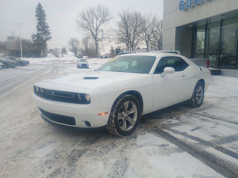 Used 2016 Dodge Challenger SXT image 3
