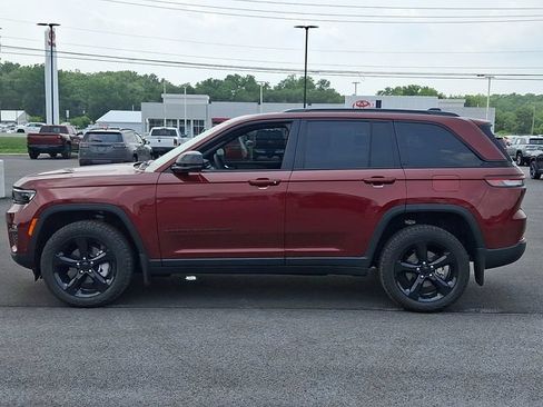 Used 2025 Jeep Grand Cherokee Limited w/ Luxury Tech Group II AWD/4WD image 8