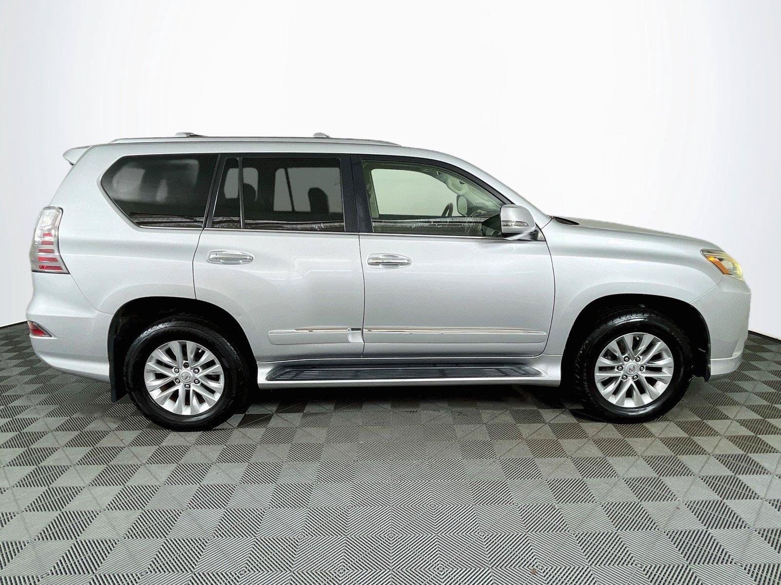 Used 2015 Lexus GX 460 w/ Premium Package AWD/4WD image 11