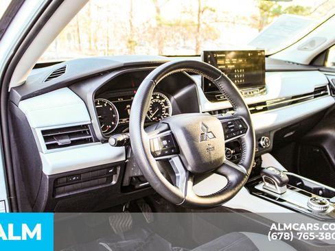 Used 2025 Mitsubishi Outlander SE image 25