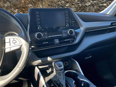 Used 2022 Toyota Highlander LE image 6