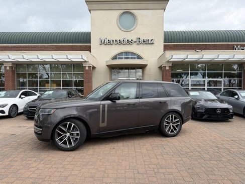 Used 2025 Land Rover Range Rover SE image 2