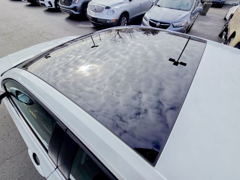 Used 2025 Volkswagen Jetta SE w/ Sunroof Package image 17