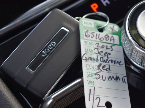 Used 2025 Jeep Grand Cherokee Summit w/ Adv Protech Group IV image 35