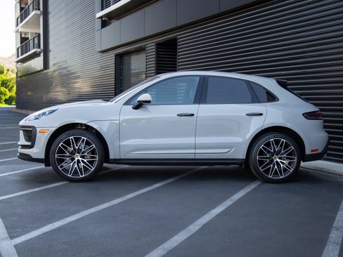 Certified 2024 Porsche Macan AWD/4WD image 2
