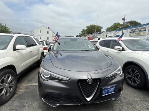 Used 2018 Alfa Romeo Stelvio AWD image 2