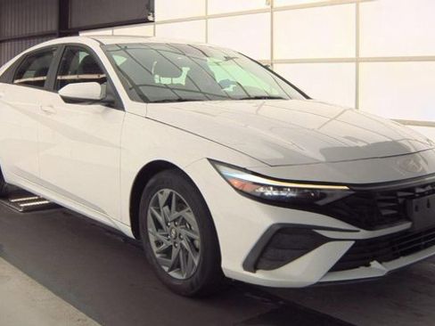 Certified 2024 Hyundai Elantra SEL image 2