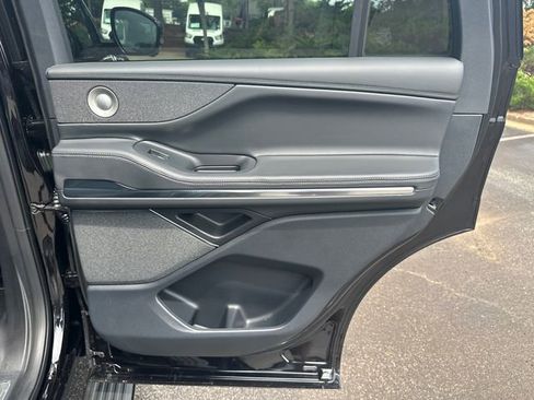 New 2026 Lincoln Navigator Reserve w/ Jet Appearance Package AWD/4WD image 17