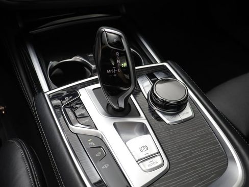 Certified 2022 BMW 750i xDrive w/ Autobahn Package AWD/4WD image 13