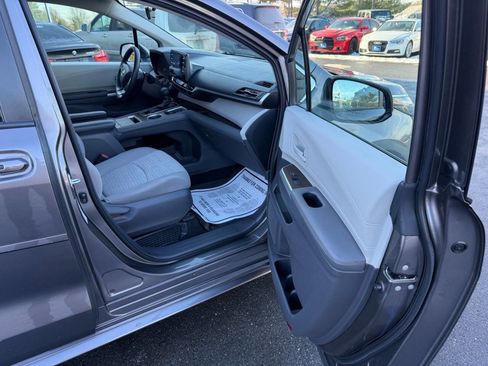 Used 2021 Toyota Sienna LE image 9