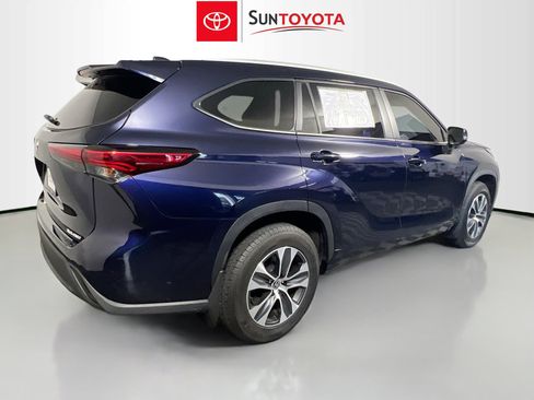 Used 2023 Toyota Highlander XLE AWD/4WD image 4
