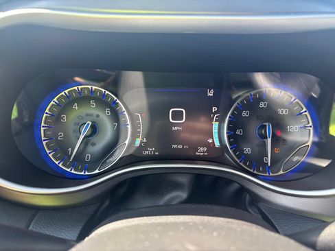 Used 2024 Chrysler Pacifica Touring-L FWD image 16