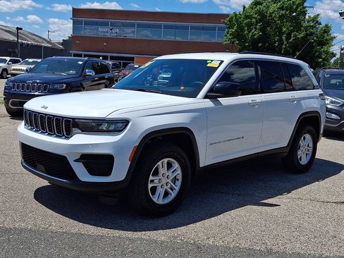 Used 2024 Jeep Grand Cherokee Laredo AWD/4WD image 3