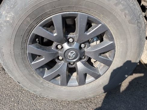 Used 2023 Toyota Tacoma SR5 w/ Technology Package image 10