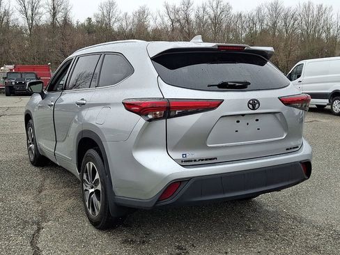 Used 2021 Toyota Highlander XLE image 9