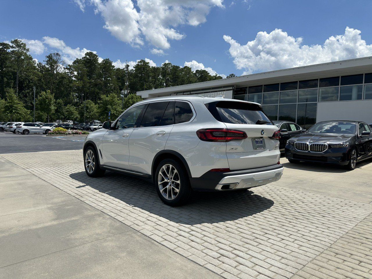 Used 2023 BMW X5 xDrive40i w/ Premium Package AWD/4WD image 3