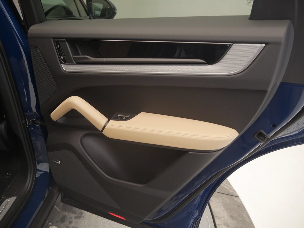 Certified 2026 Porsche Cayenne AWD/4WD image 32