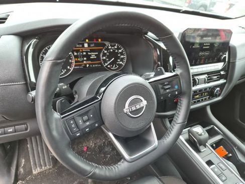 Used 2024 Nissan Pathfinder SL w/ Black Appearance Package image 19