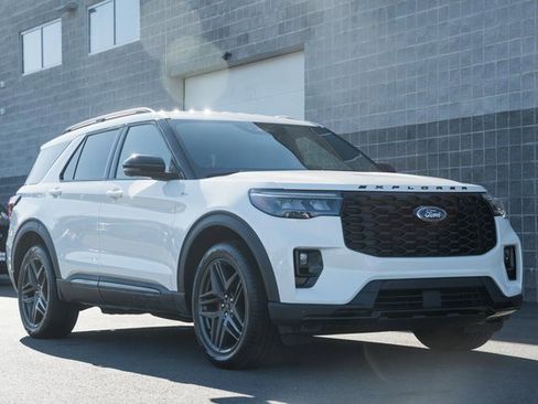 Used 2025 Ford Explorer ST-Line w/ ST-Line Street Pack image 2