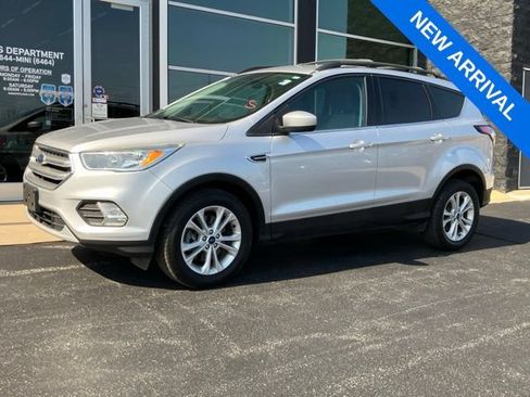 Used 2017 Ford Escape SE w/ SE Cold Weather Package AWD/4WD image 1
