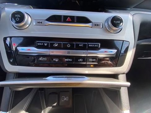 Used 2022 Ford Explorer XLT w/ Equipment Group 202A AWD/4WD image 17
