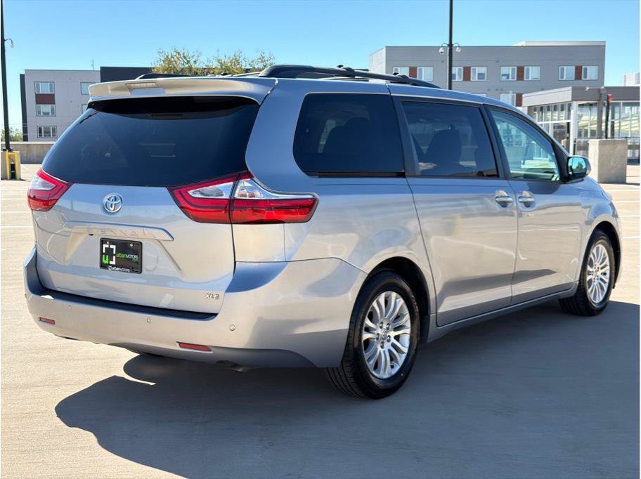 Used 2017 Toyota Sienna XLE w/ XLE Navigation Package FWD image 8