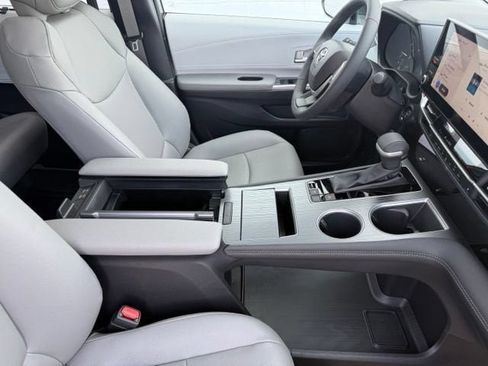 Used 2025 Toyota Sienna XLE FWD image 18