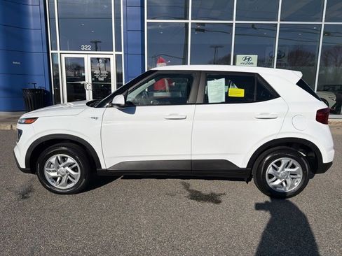 Certified 2025 Hyundai Venue SE image 9