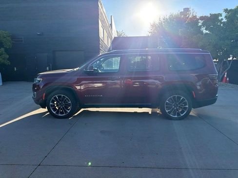 Used 2022 Jeep Wagoneer Series III w/ Premium Group I AWD/4WD image 2