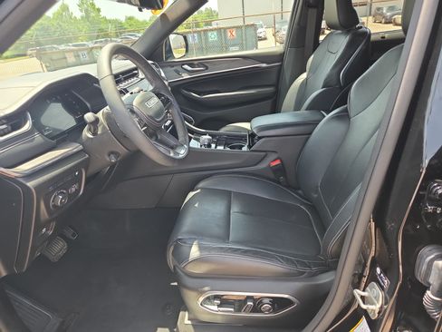 Used 2023 Jeep Grand Cherokee Overland w/ Luxury Tech Group IV AWD/4WD image 5