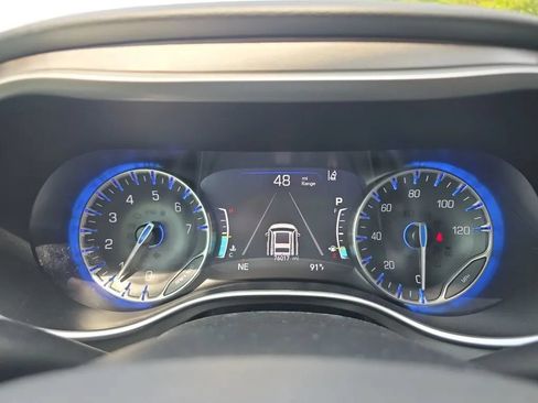 Used 2023 Chrysler Pacifica Touring-L FWD image 16