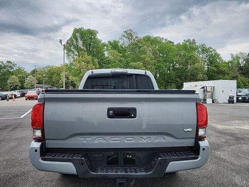 Used 2019 Toyota Tacoma TRD Sport image 4