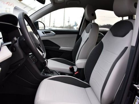 New 2026 Volkswagen Taos SE image 12