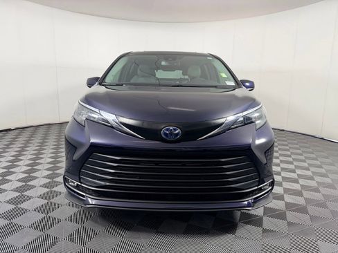 Used 2025 Toyota Sienna XLE w/ XLE Plus Package FWD image 11