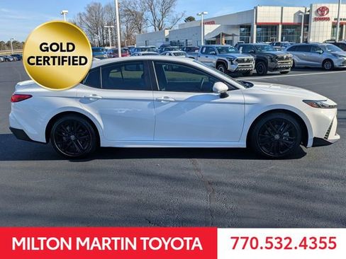 Used 2025 Toyota Camry SE image 3