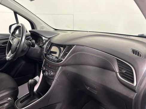 Used 2019 Chevrolet Trax LT w/ LT Convenience Package AWD/4WD image 30