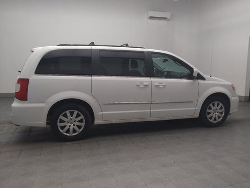 Used 2016 Chrysler Town & Country Touring FWD image 10