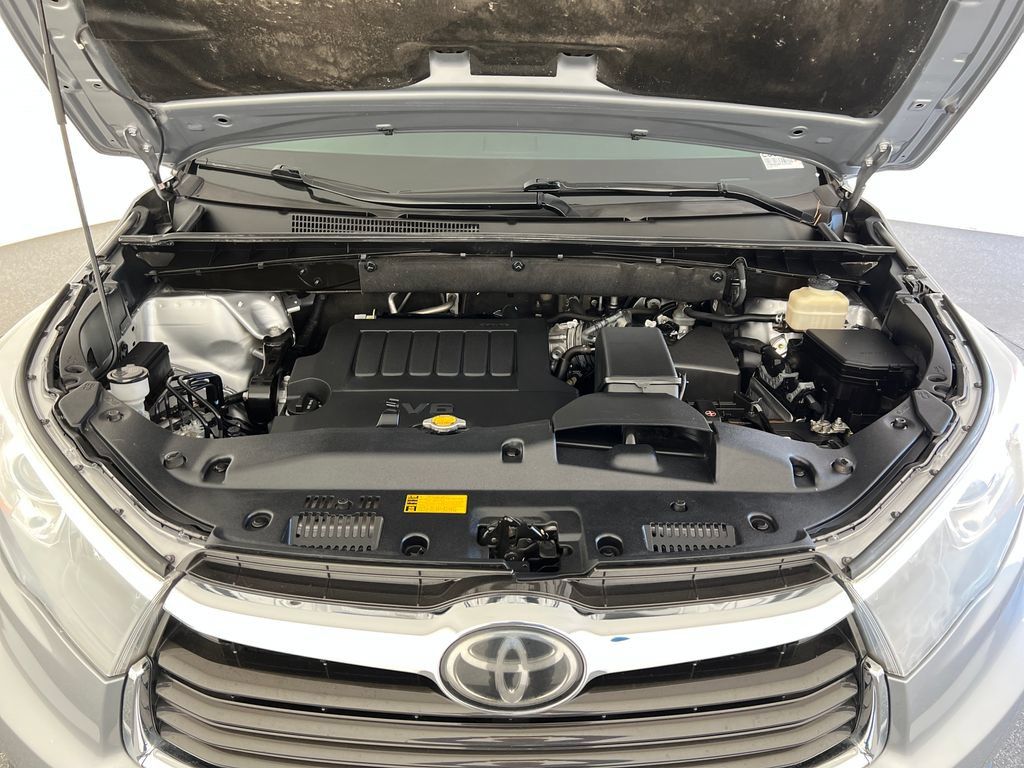 Used 2015 Toyota Highlander Limited w/ Driver Technology Package AWD/4WD image 24