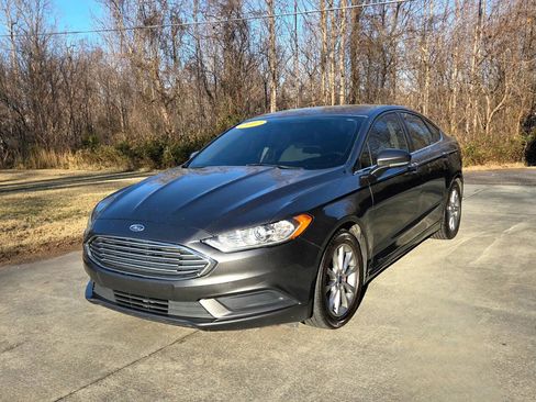 Used 2017 Ford Fusion SE image 1