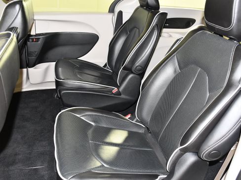 Used 2023 Chrysler Pacifica Limited FWD image 46