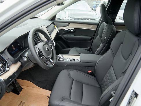 New 2025 Volvo XC90 B6 Plus w/ Protection Package Premier image 17