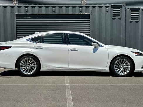 Used 2019 Lexus ES 300h Ultra Luxury w/ Accessory Package 2 FWD image 9