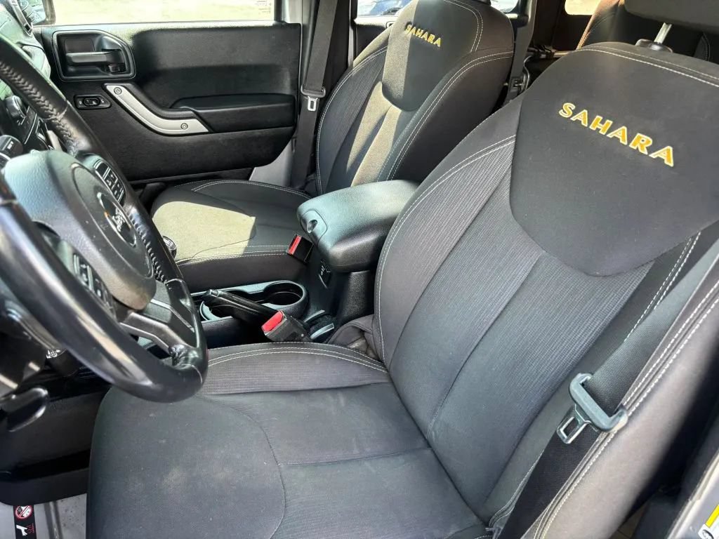 Used 2015 Jeep Wrangler Unlimited Sahara w/ Connectivity Group AWD/4WD image 11