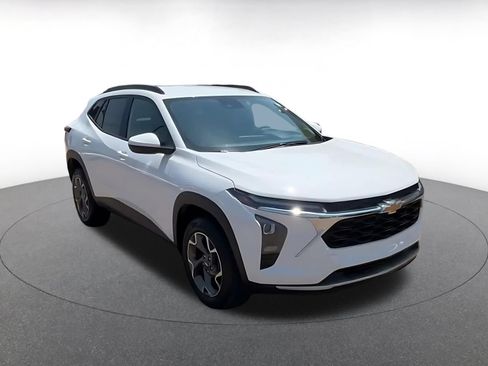 Used 2025 Chevrolet Trax LT FWD image 3